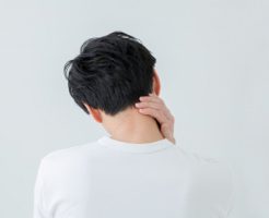 首の痛みの原因について